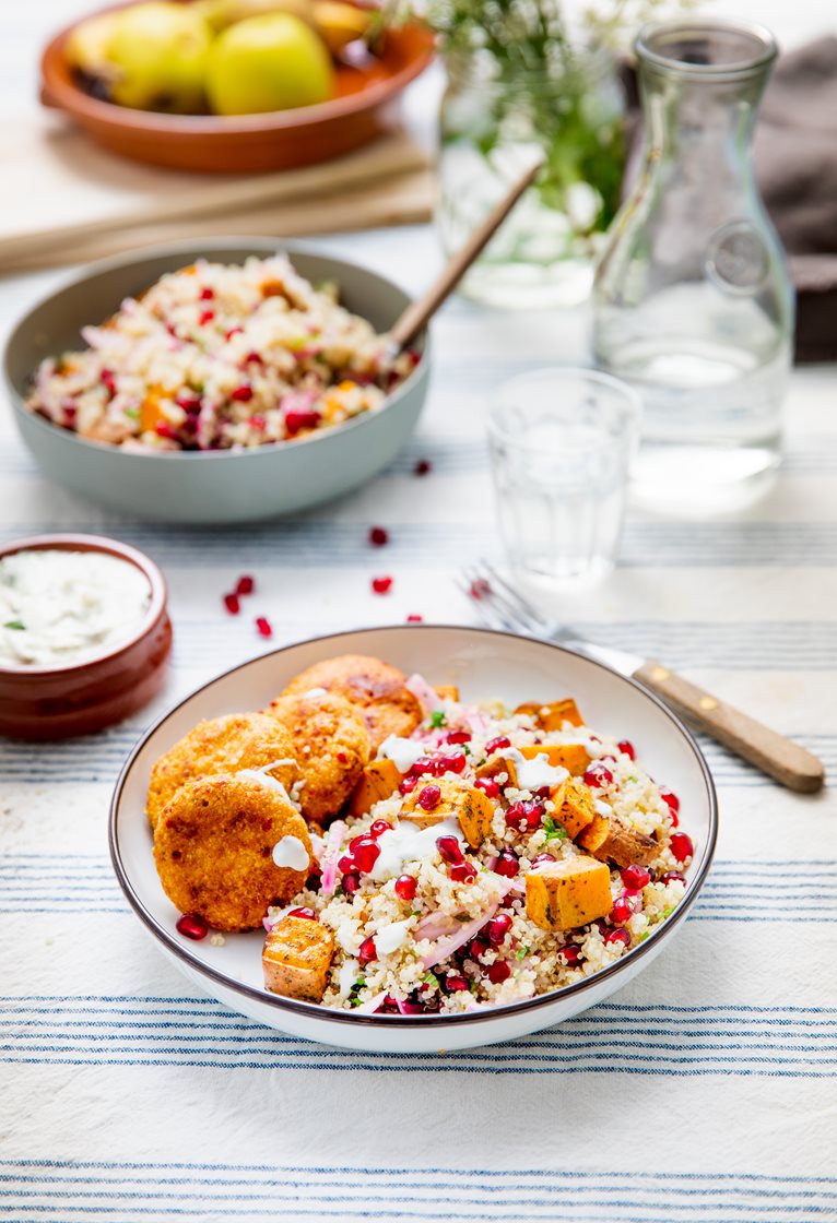 Quinoasalat med falafel, syltet rødløk og yoghurtdressing