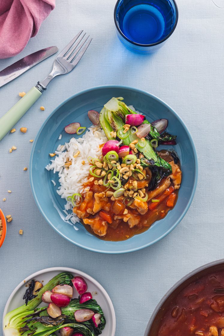 Sweet & Sour kyllinggryte med ris, wokket pak choy og peanøtter