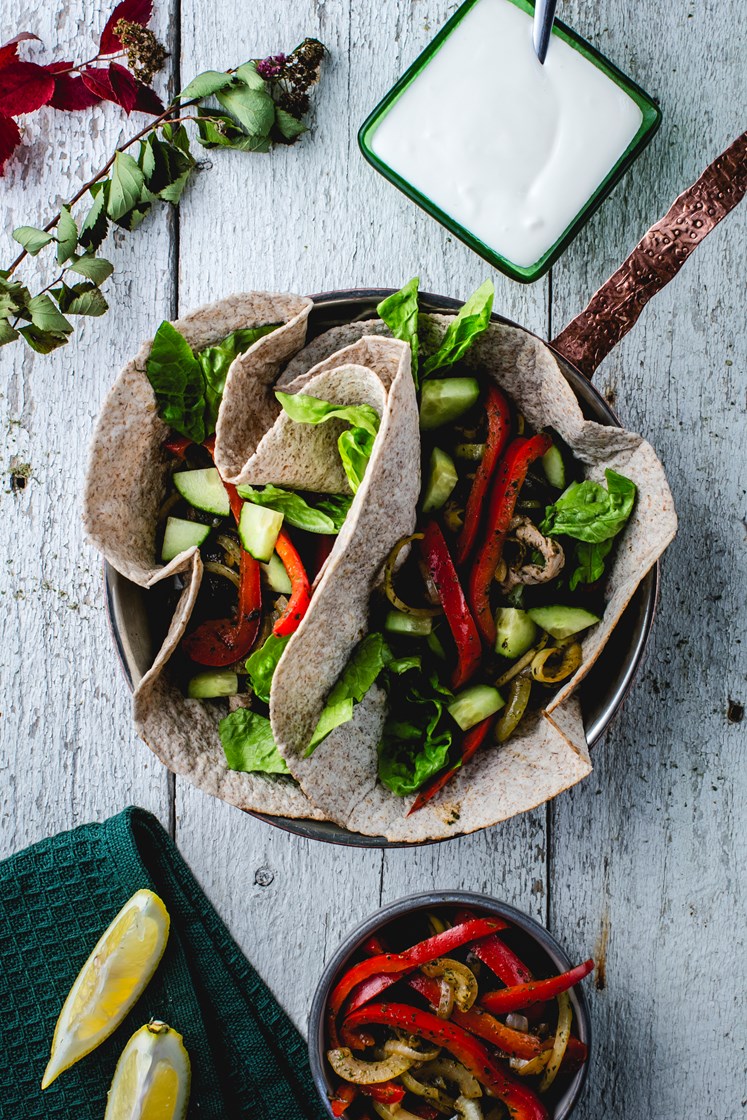 Fajitas med biffstrimler, grønnsaker og rømmekolle