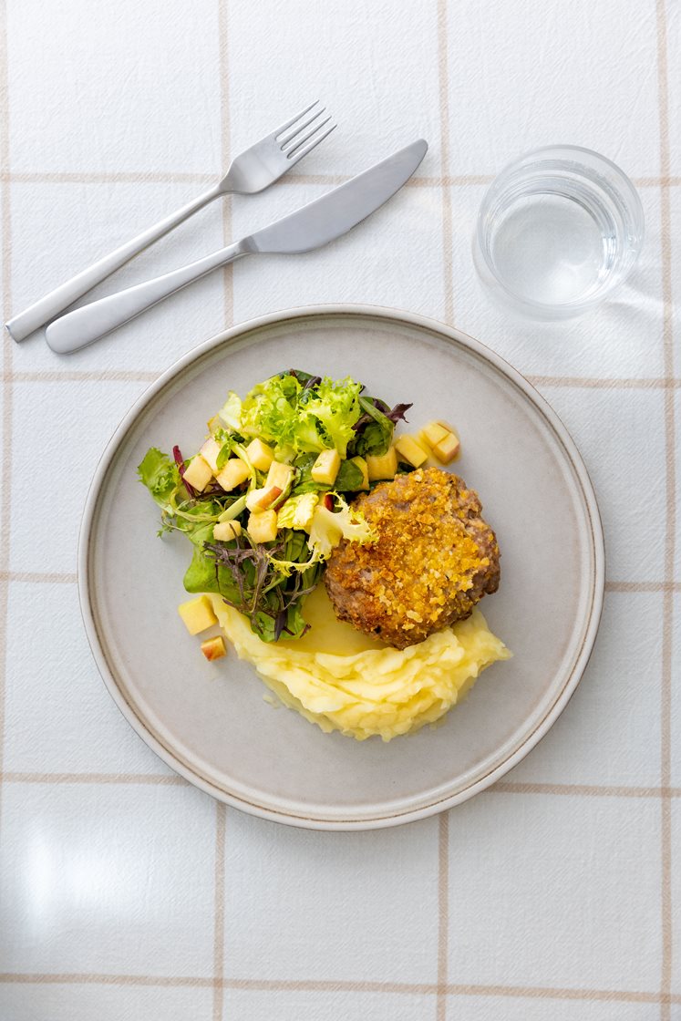 Wallenbergare med kartoffelmos og æblesalat