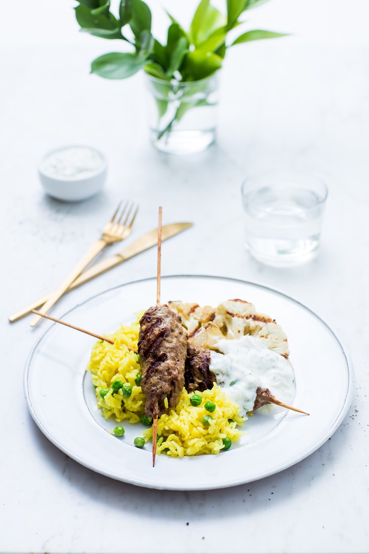 Indiske kjøttboller med krydret ris, stekt blomkål og raita 