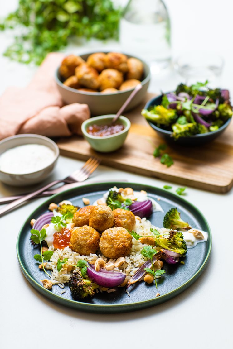 Indiske kyllingkjøttboller med krydret kikertris og lun brokkolisalat med cashewnøtter og mangochutney