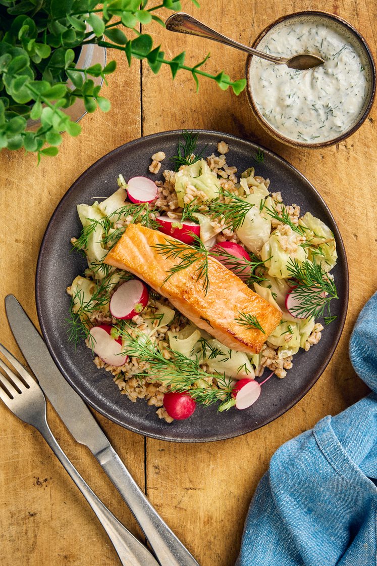 Halstrad lax med ljummen matvetesallad och dill- och parmesansås