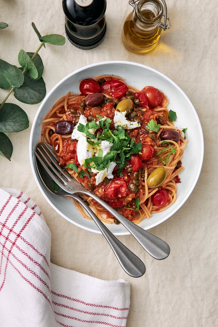 Spaghetti alla puttanesca med oliver och mozzarella