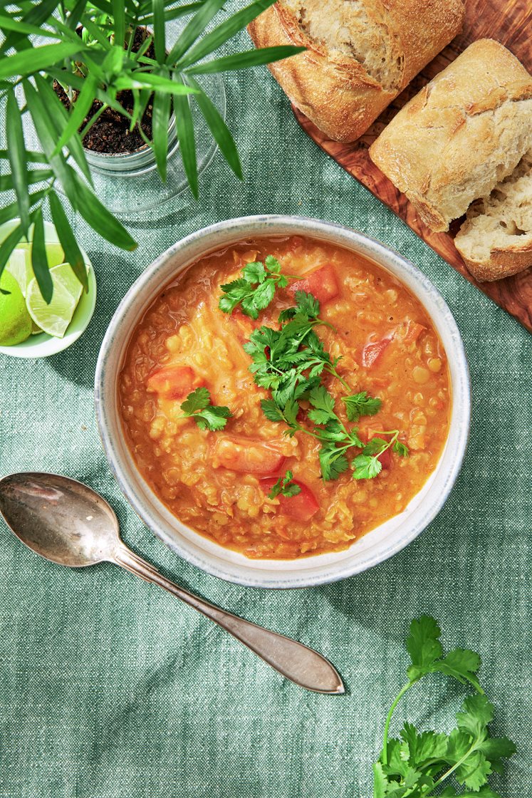 Linssoppa med kokosmjölk, koriander och bröd