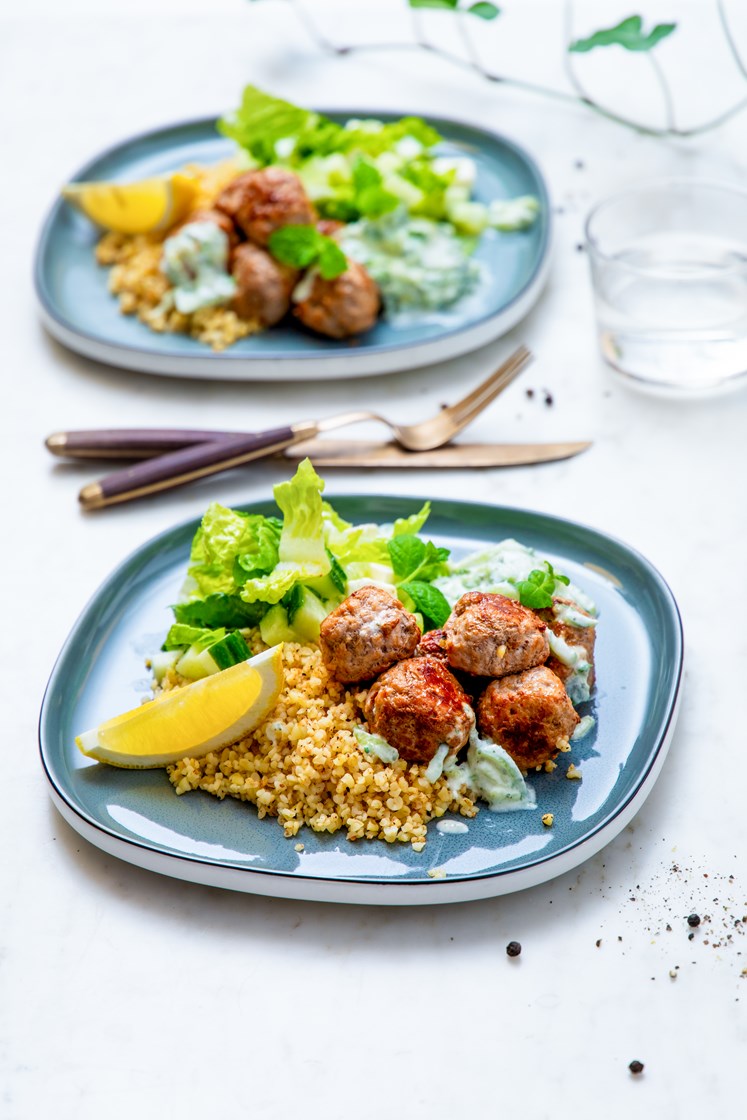 Kjøttboller med eplesalat, ris og tzatzikidressing