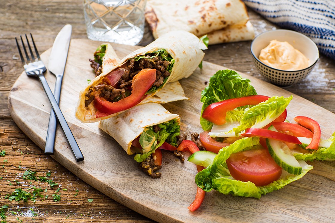 Tortillawrap med karbonadedeig, hjertesalat og chilimajones