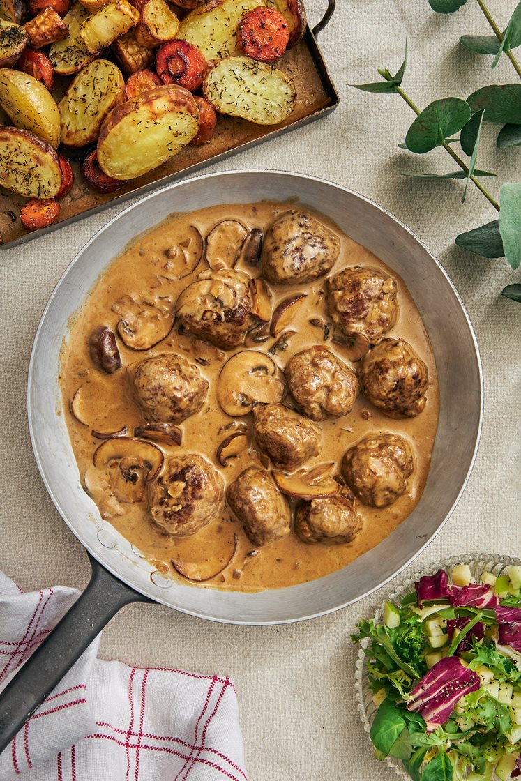 Hjortfärsköttbullar i svampsås, äppelsallad och rostade rotfrukter