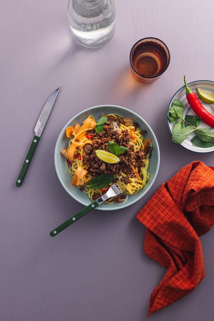 Vietnamesisk nudelsalat med sprødstegt svinekød, mynte og chili
