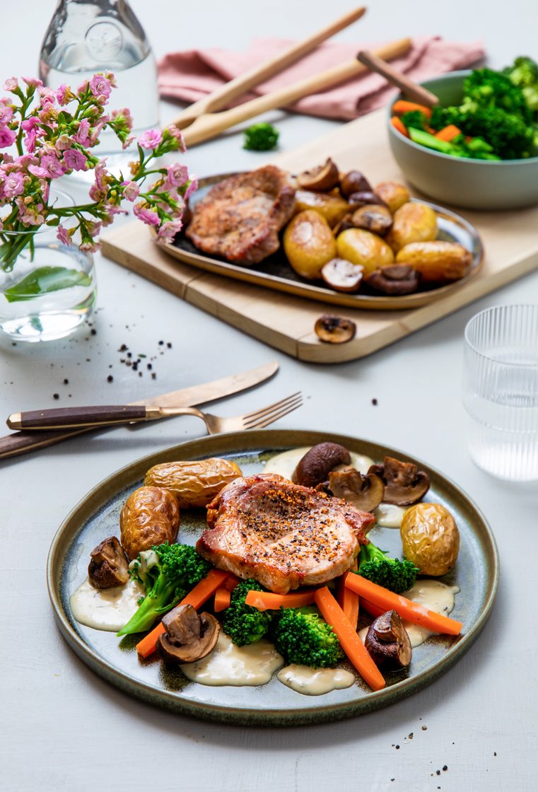 Sitrusstekt svinekam med ovnsbakte poteter og aromasopp, dampet brokkoli og bearnaisesaus