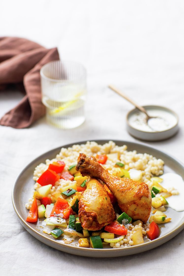 Provencekrydrede kyllinglår med perlecouscous, stekte grønnsaker og lett urtedressing