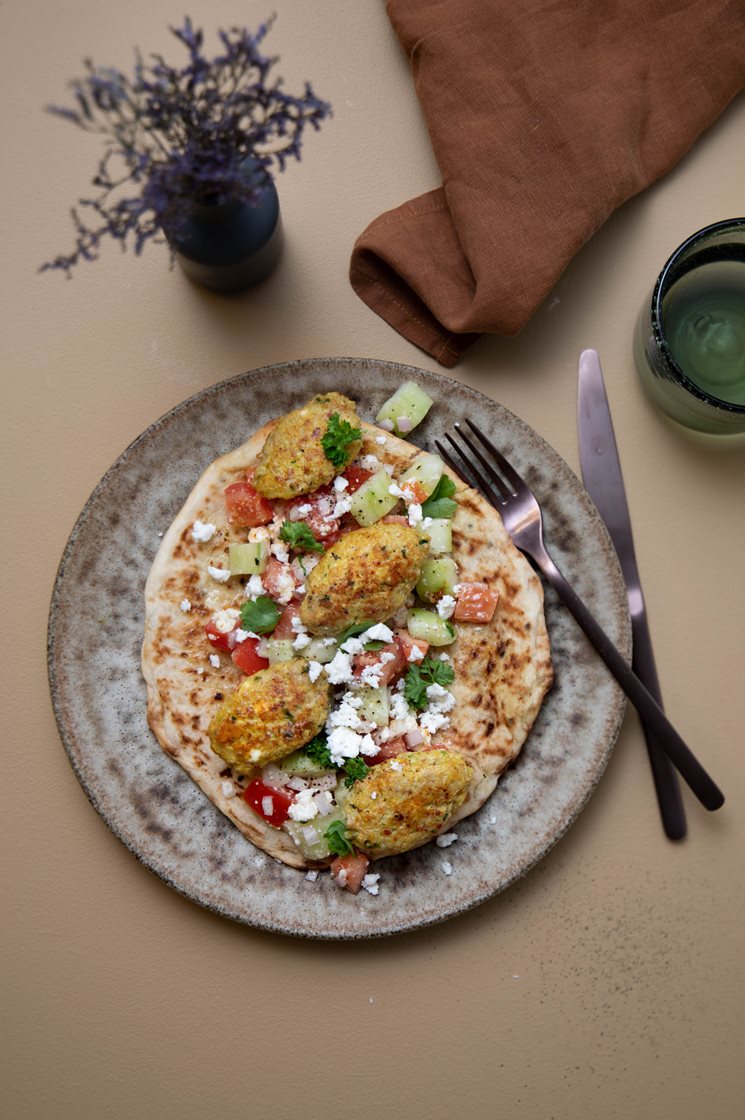 Flirtende frikadeller med naanbrød og frisk grønt