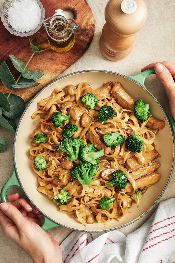 Gräddig tagliatelle med fläskkotlett och broccoli