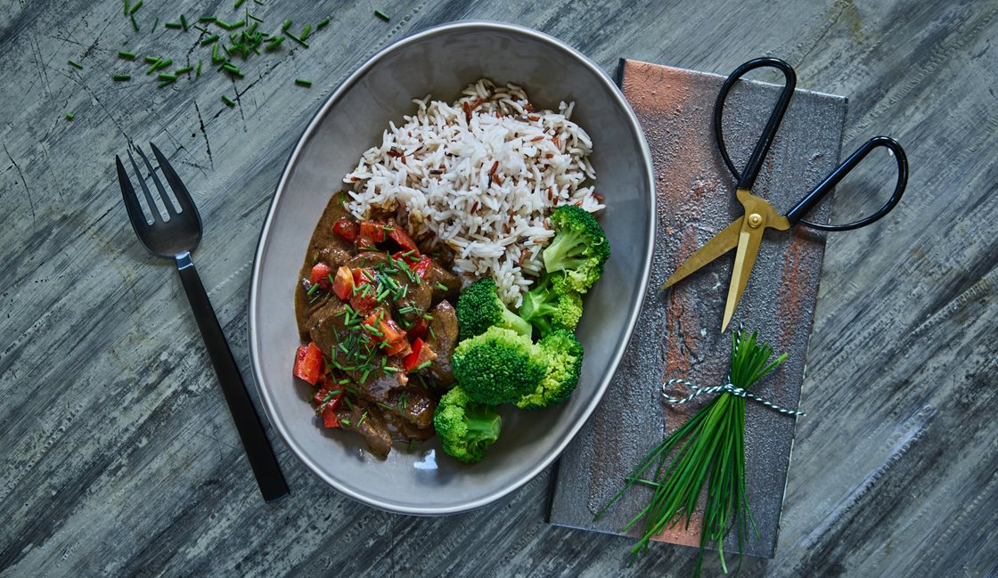 Quick kalveragout med vildrisblanding, peberfrugt og broccoli