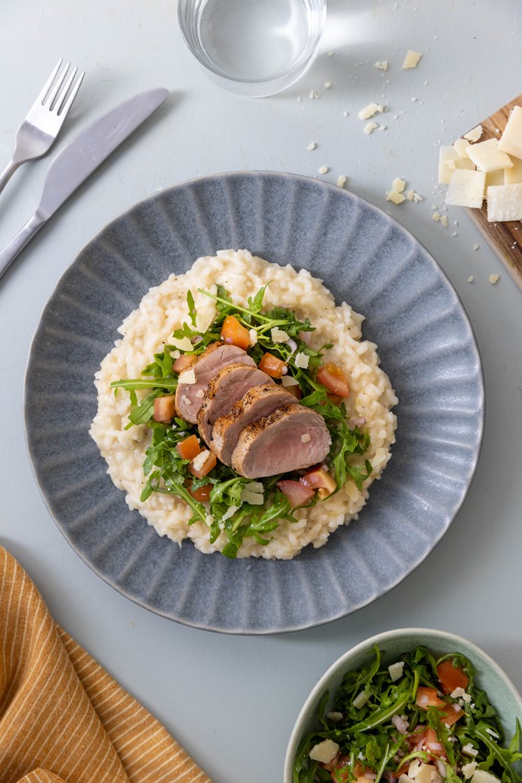 Svinemedaljonger med trøffelrisotto og tomat- og ruccolasalat