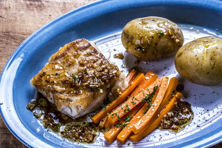 Brosme med soyanøttesmør og dampede gulrøtter