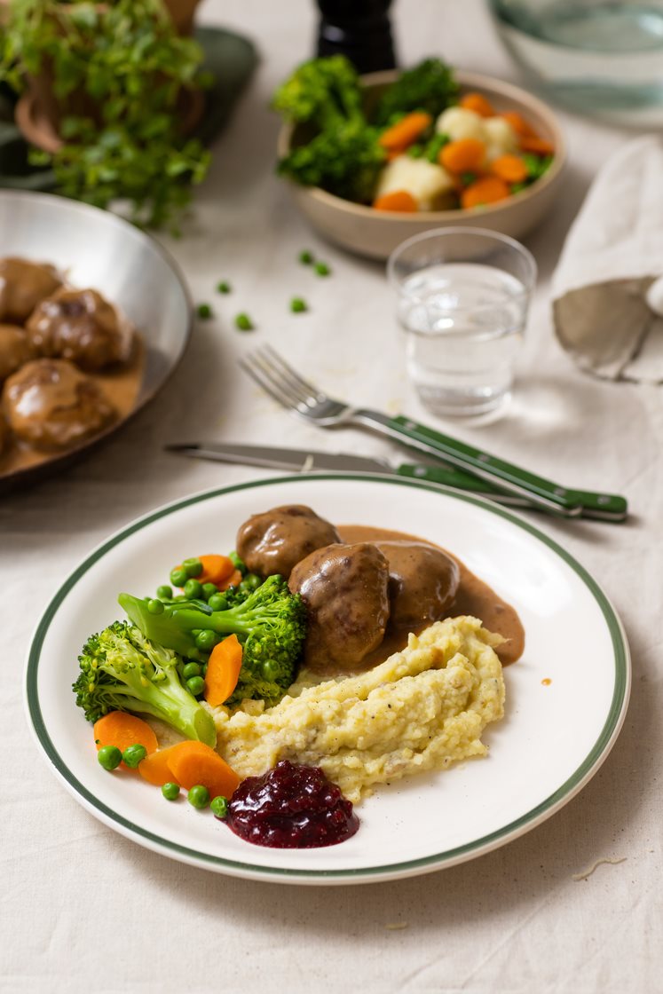 Kjøttkaker i brun saus med kokte grønnsaker, potetmos og rørte tyttebær