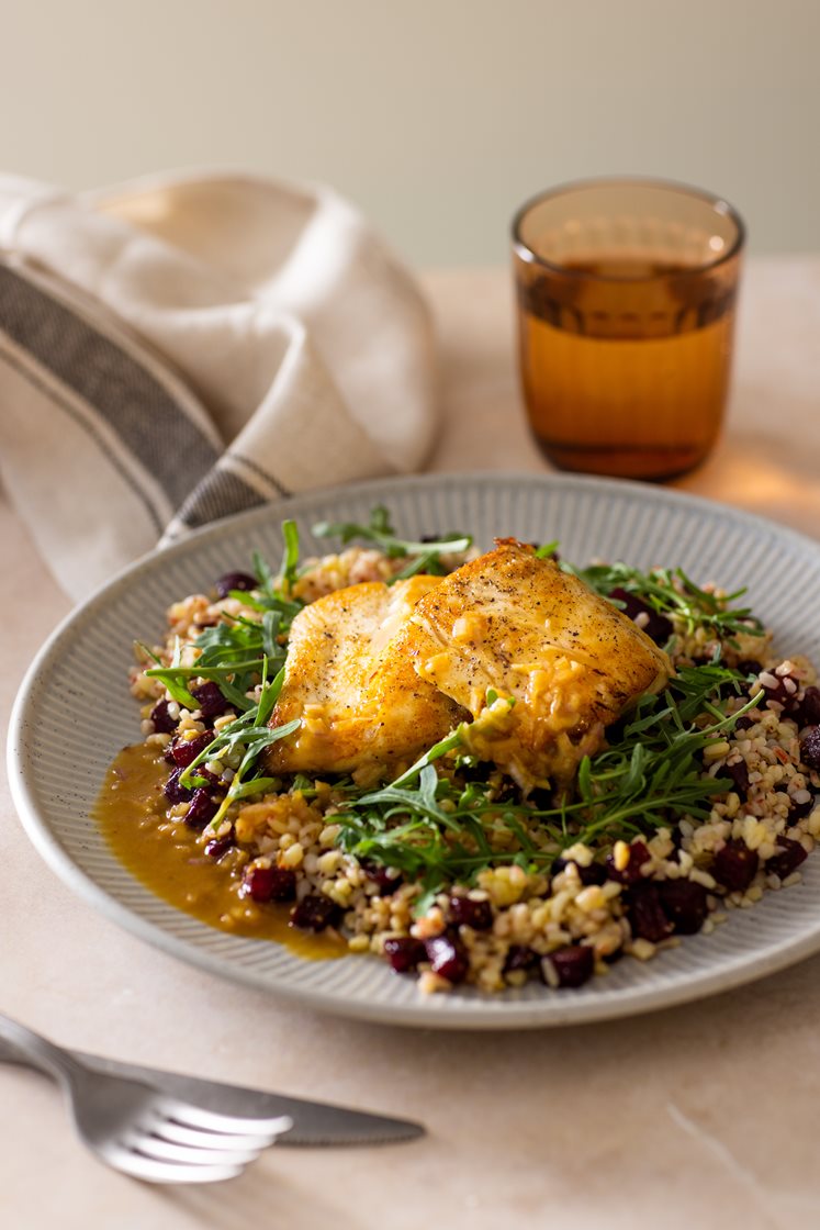 Pannestekt seifilet med bakt rødbetebulgur, soya- og ingefærsaus med appelsin og ruccola