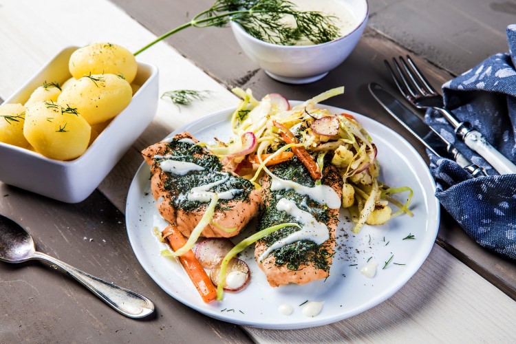 Dillstekt ørret med stekte grønnsaker og aioli med lime 
