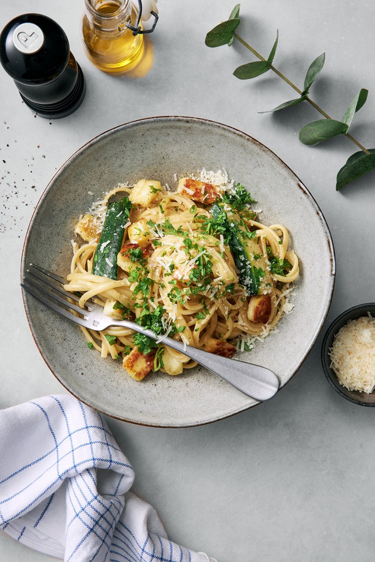 Halloumi carbonara med vitlöksfräst zucchini