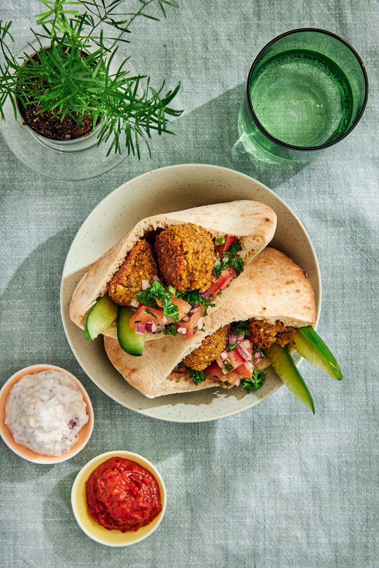 Falafel i pitabröd med tomatsallad och fetaostkräm