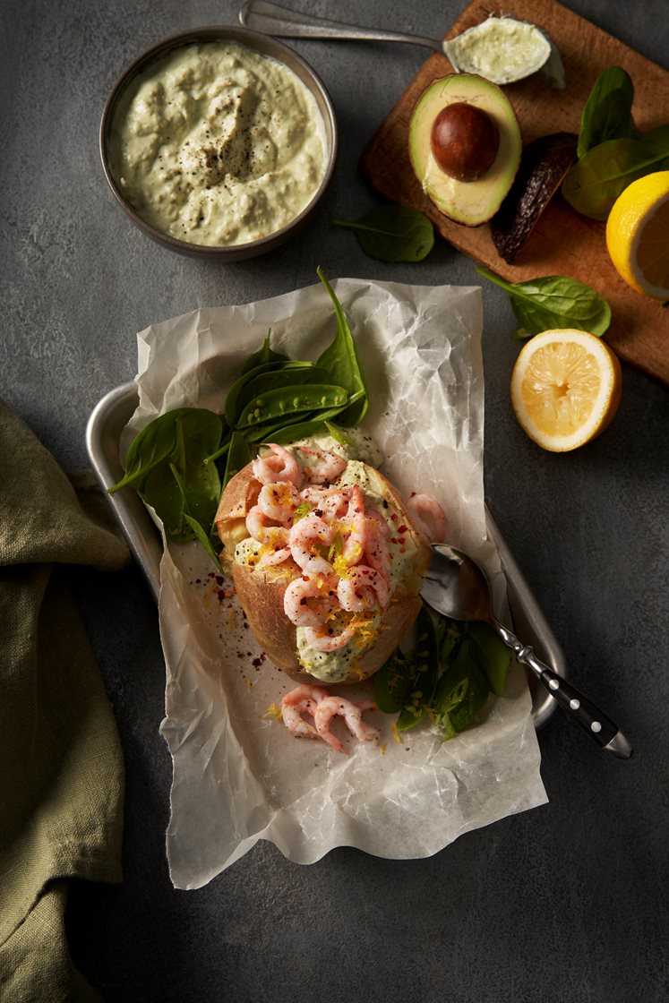 Bakad potatis med avokadoröra och räkor 