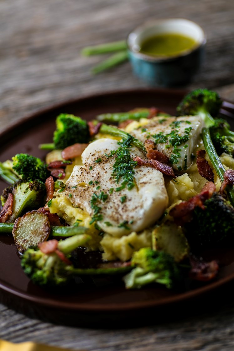 Ovnsbakt lyr med sprøstekt bacon, aspargesbønner, persillesmør og potetmos