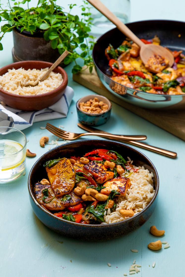 Stir fry med tofu, ananas og cashewnøtter