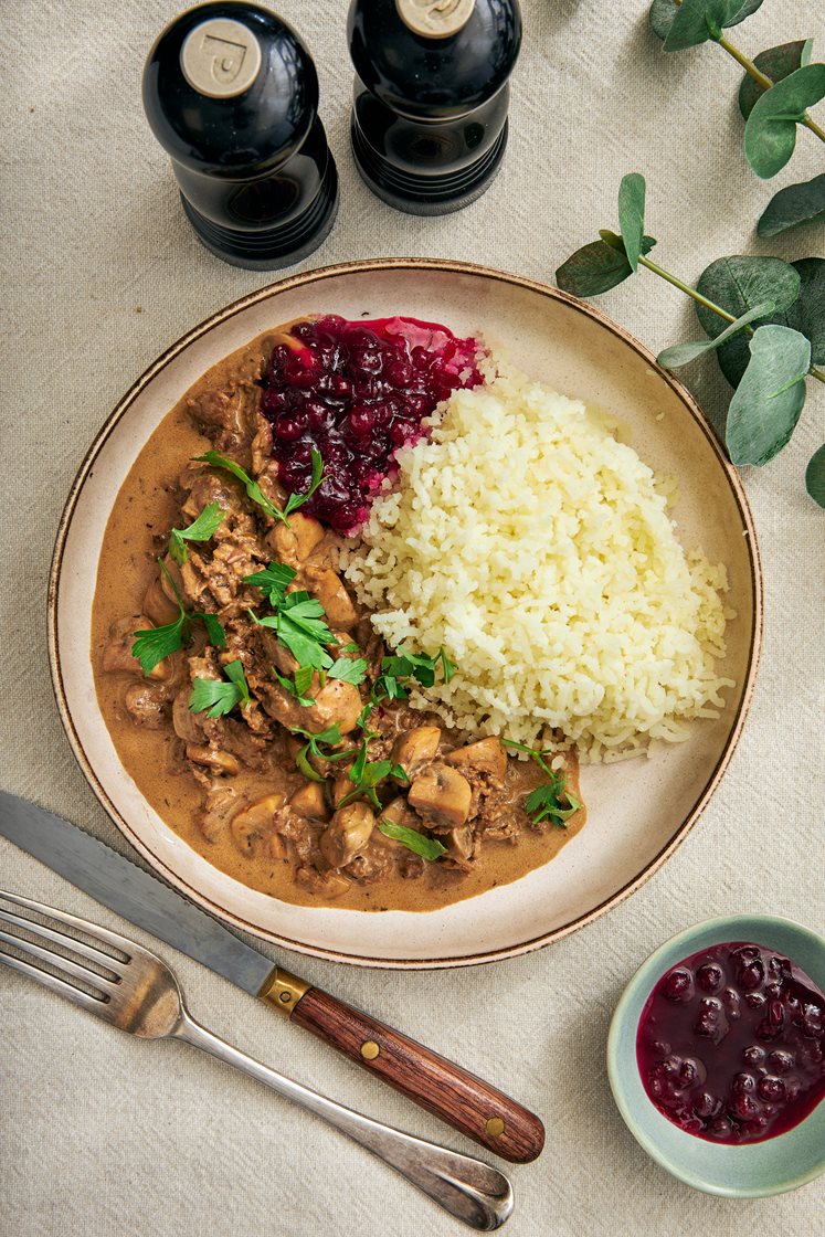 Gräddig hjortskav med svamp, rårörda lingon och pressad potatis