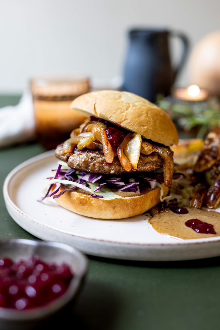 Elgburger med rørte tyttebær og bløtstekt løk, steinsoppmajones og potetstaver