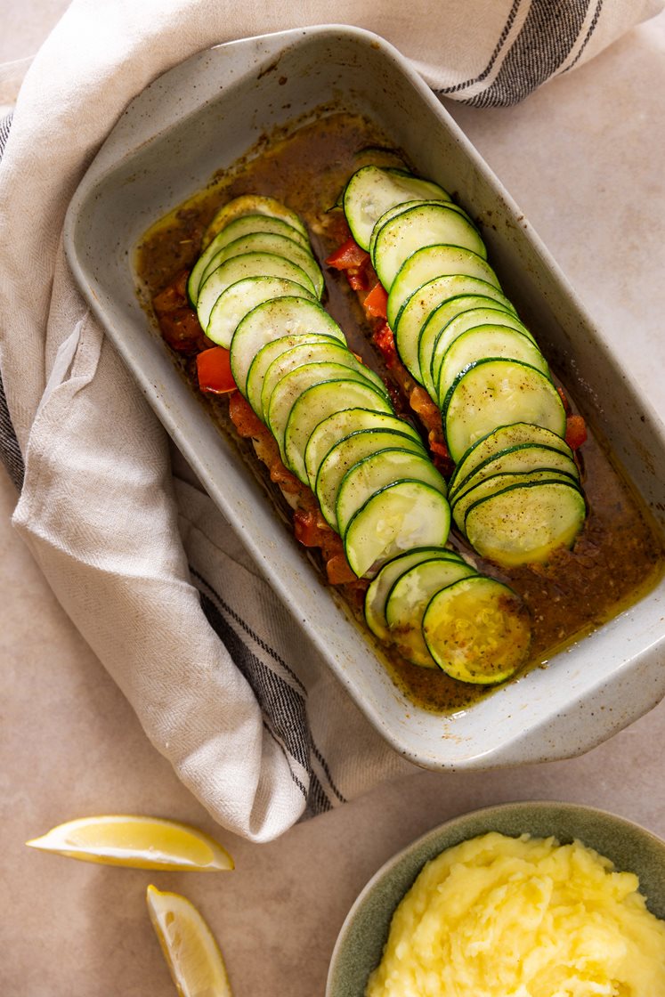 Ovnsbakt hyse med squash og tomater i kryddersmørsaus, servert med potetmos