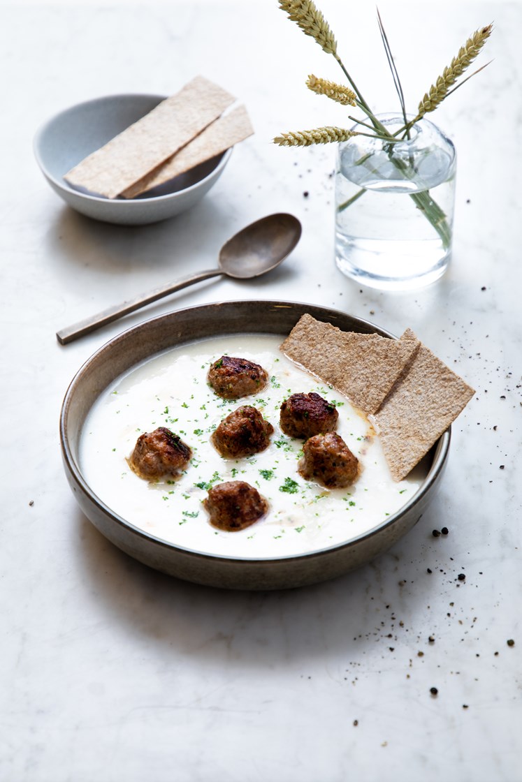 Blomkålsuppe med salsicciaboller, gressløk og Røros-flatbrød