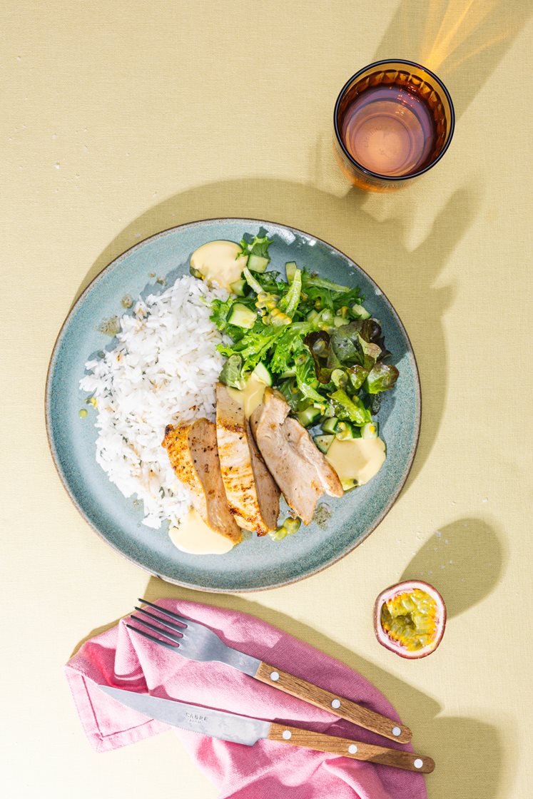 Stekt kyllingbryst med pasjonsfruktsalat, ris og curry- og mangodressing