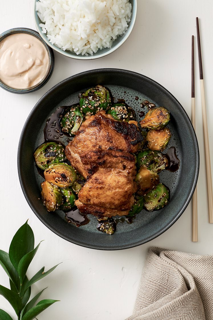 Kryddrostad kyckling med sesamstekt brysselkål och asiatisk yoghurtsås