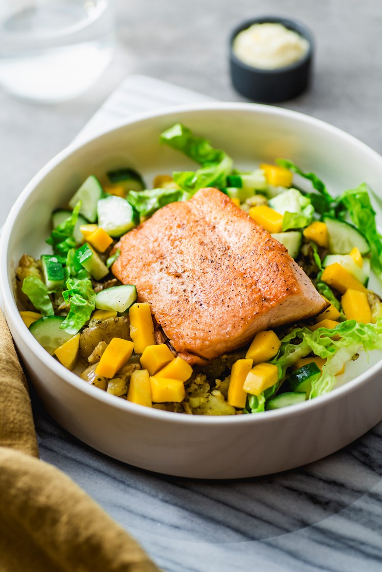 Pannestekt laks med knuste poteter, mango og aioli