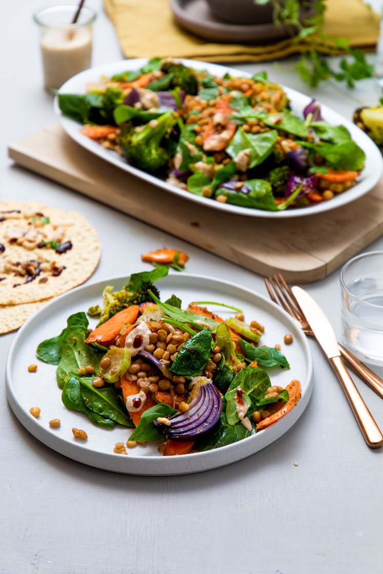 Varm linsesalat med ovnsbakte grønnsaker, papadams, daddelchutney og kremet cashewdressing