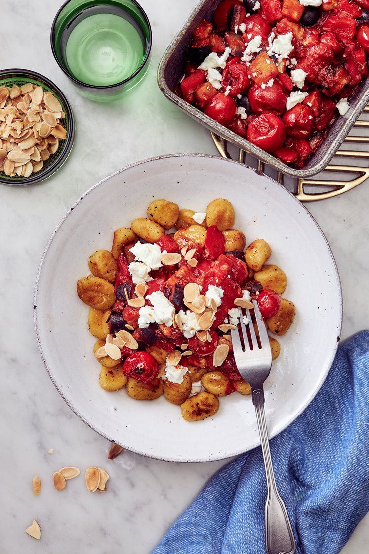Rostad ratatouille med potatisgnocchi, fetaost och mandel