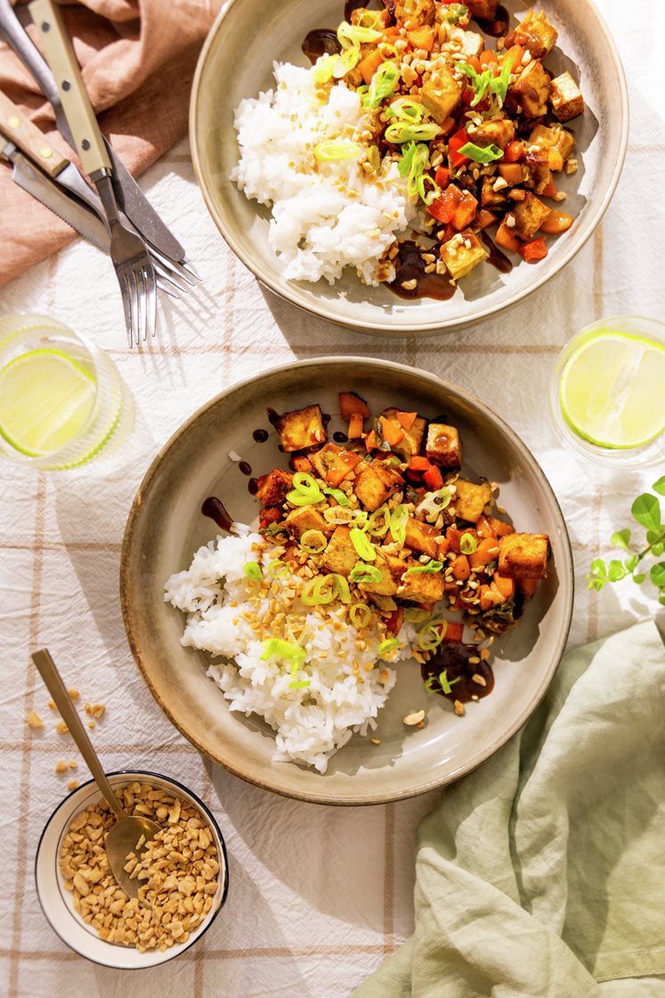 Kung pao med tofu - marinert tofu med vårløk og peanøtter