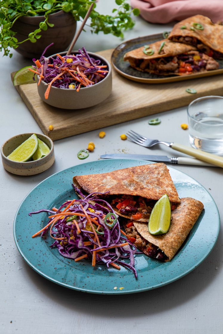 Quesadillas med svinekjøtt, rødkål-coleslaw og grønn chili