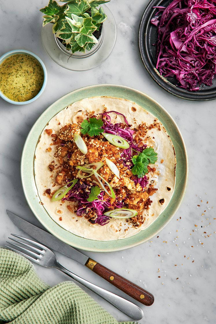 Asien taco med krispig tofu, koriandersås och rostade sesamfrön