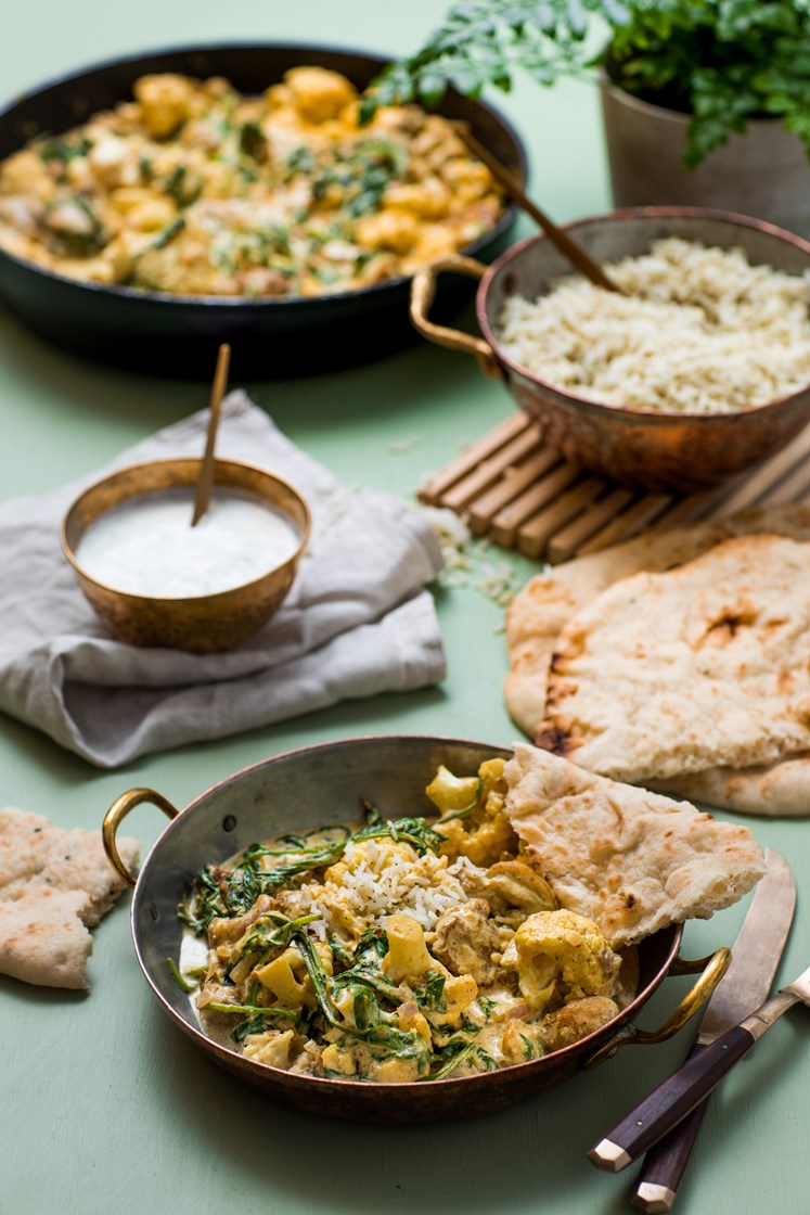 Kylling korma med spinat, blomkål, krydderris og nanbrød