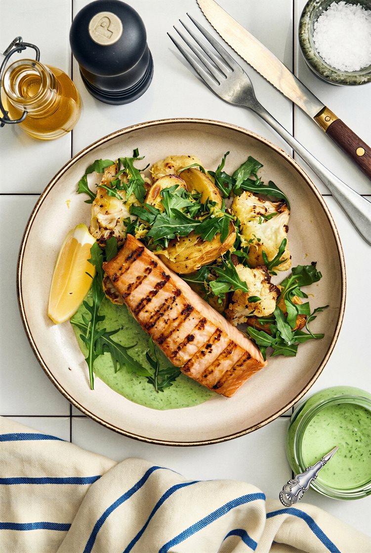 Grillad lax med citronrostad blomkål och ruccoladressing