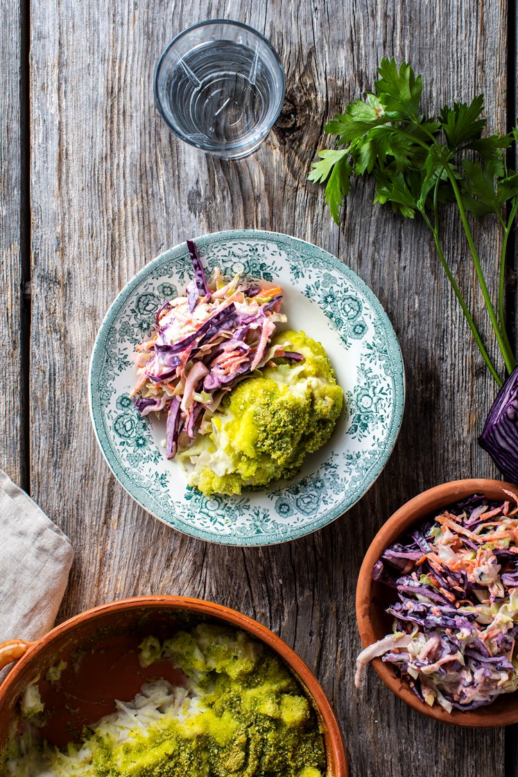 Persillepanert fiskegrateng servert med frisk coleslaw