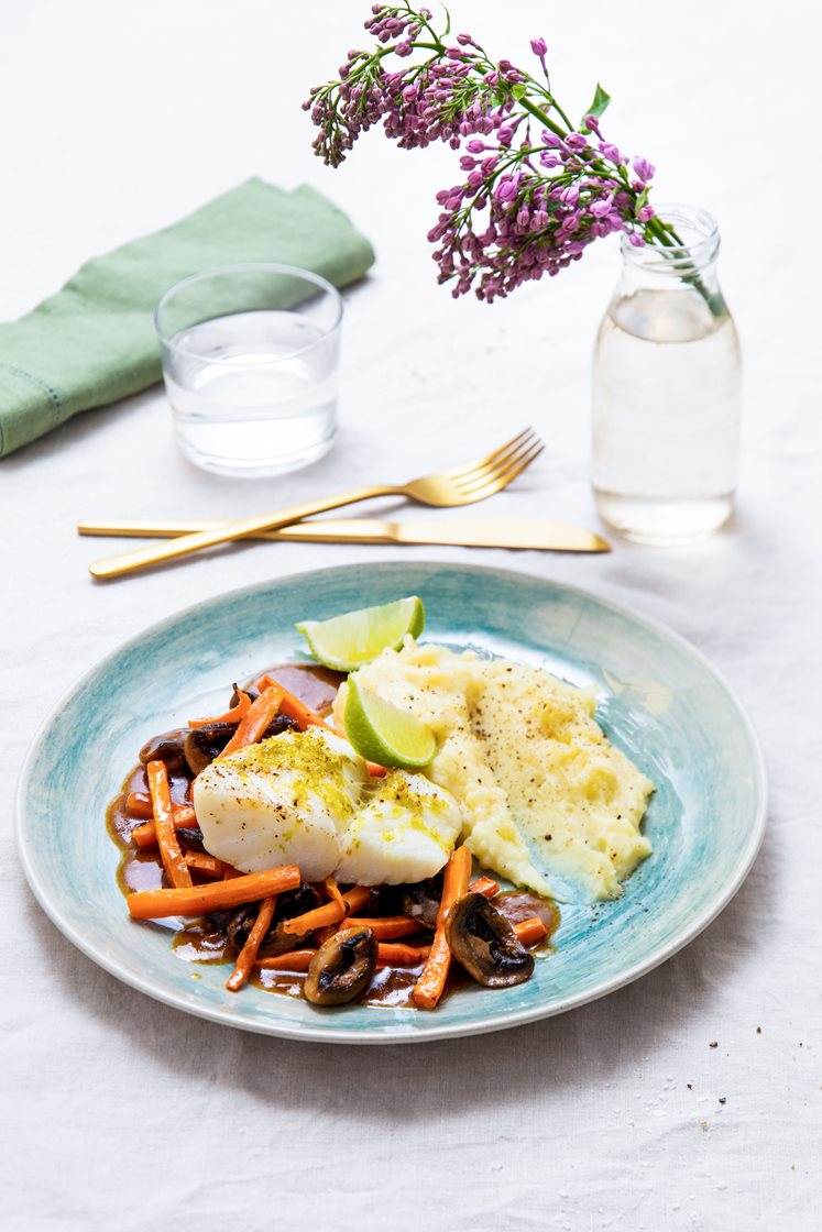 Limebakt torskefilet med potetpuré, regnbuegulrøtter og sopp med ingefær og teriyakismør