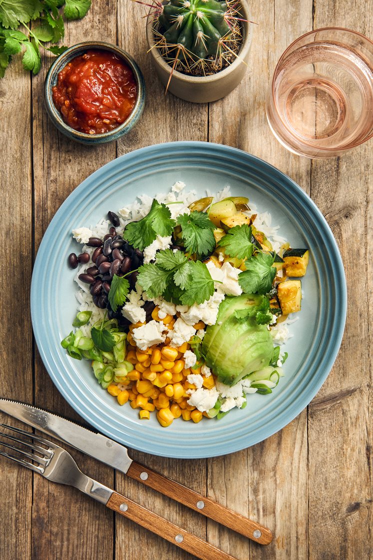 Mexikansk bowl med rostad zucchini, bönor, majs och avokado