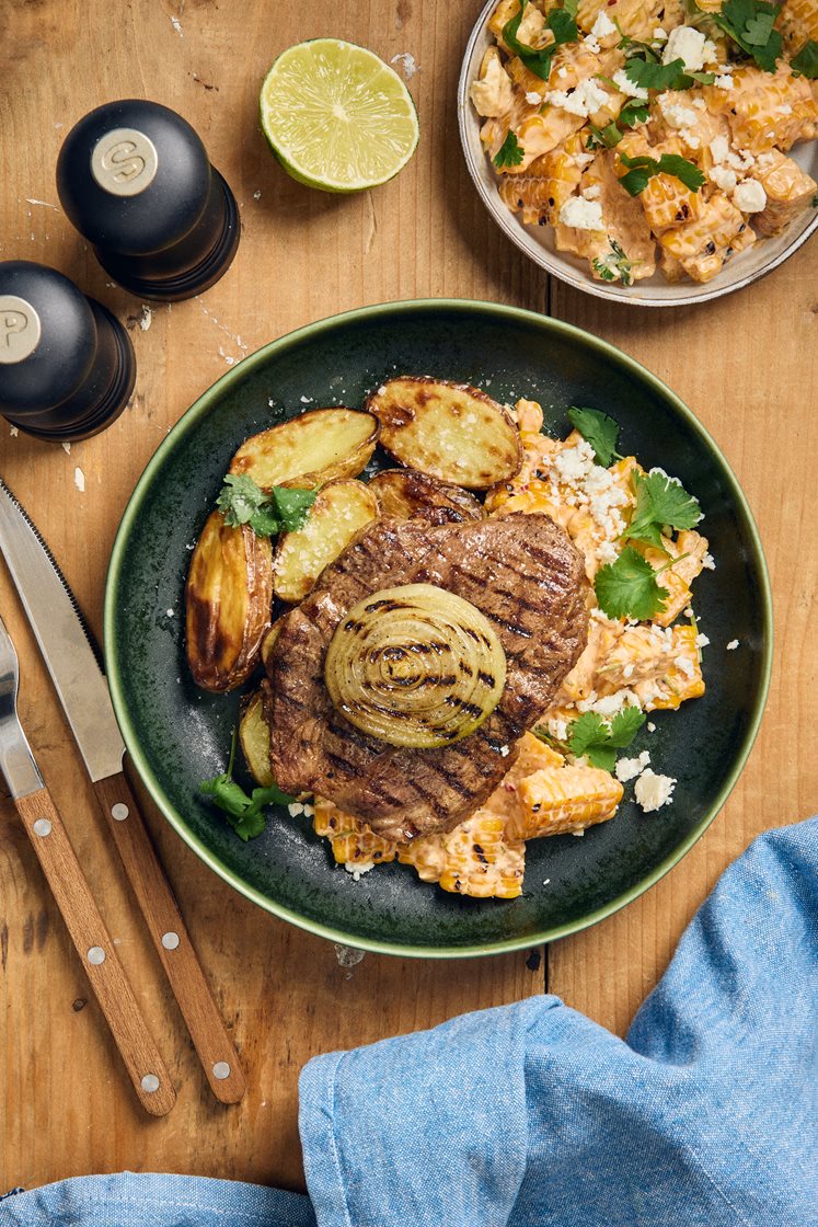 Grillad fläskkarré med esquites, grillad lök och rostad potatis