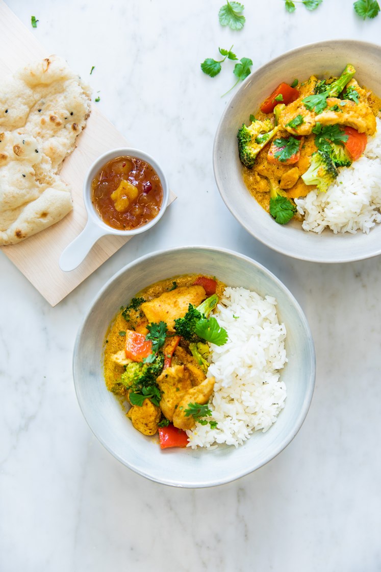 Kyllingkorma med paprika, brokkoli, mangochutney og ris