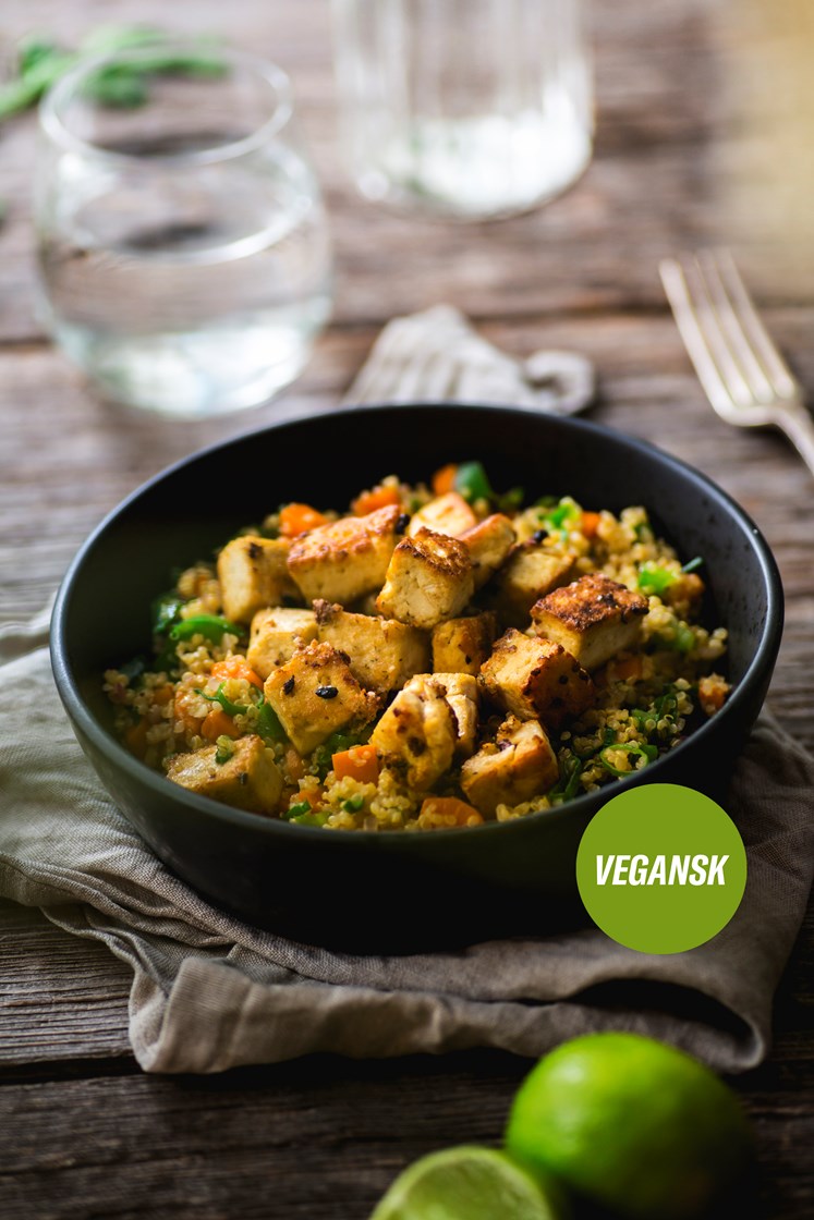 Lun quinoapilaff med gulrot, paprika og sprøstekt tofu