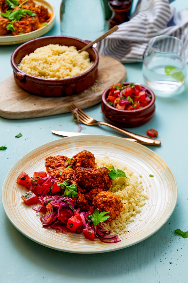 Kjøtt- og grønnsaksboller i ajvarsaus med couscous og tomatsalat