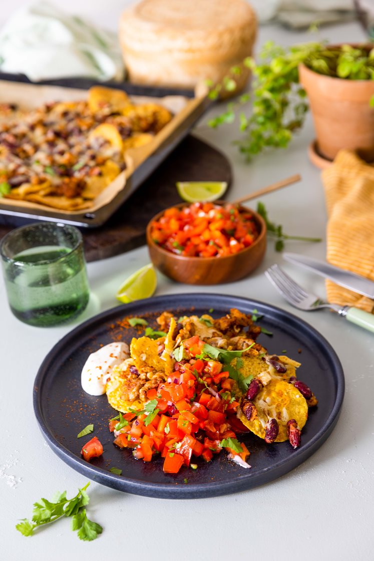 Gratinerte nachos med bønner og kyllingkjøttdeig, hjemmelaget salsa og rømme